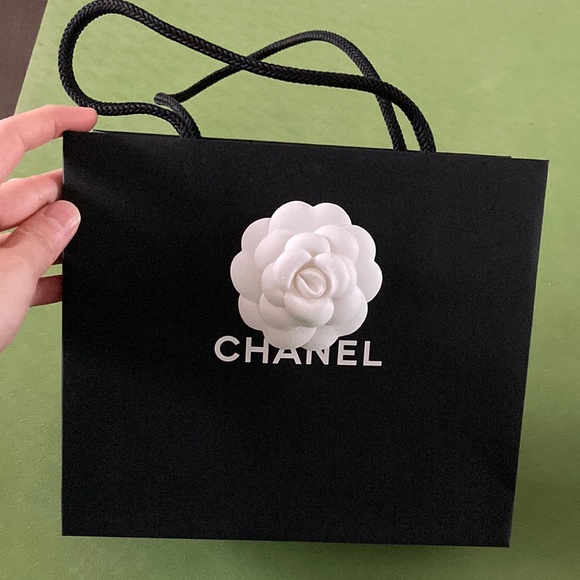 Authentic Chanel shopping bag with camellia flower - Picture 1 of 6